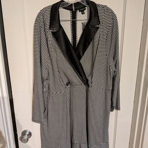 NWT TORRID houndstooth print long sleeve dress w/pockets, zipper, black & white